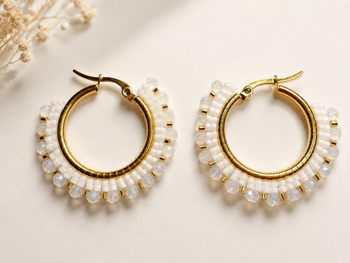 Argolla Cristal Aurora Blanco, aros artesanales hechos a mano color blanco – Karivé Joyas