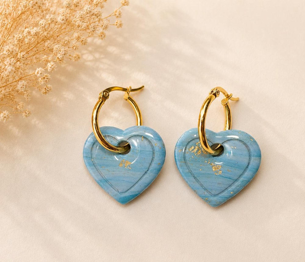Aros Charms Corazón Celeste, aros artesanales hechos a mano color celeste – Karivé Joyas