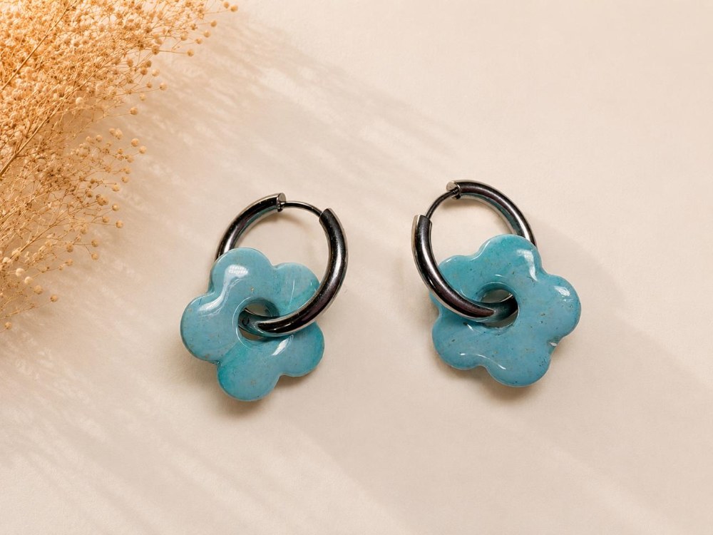 Aros Charms Flor Celeste, aros artesanales hechos a mano color celeste – Karivé Joyas