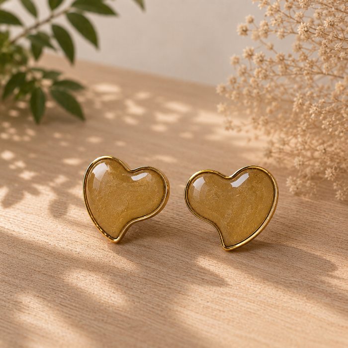 Aros Mini Corazón-Beige, aros artesanales hechos a mano color beige – Karivé Joyas