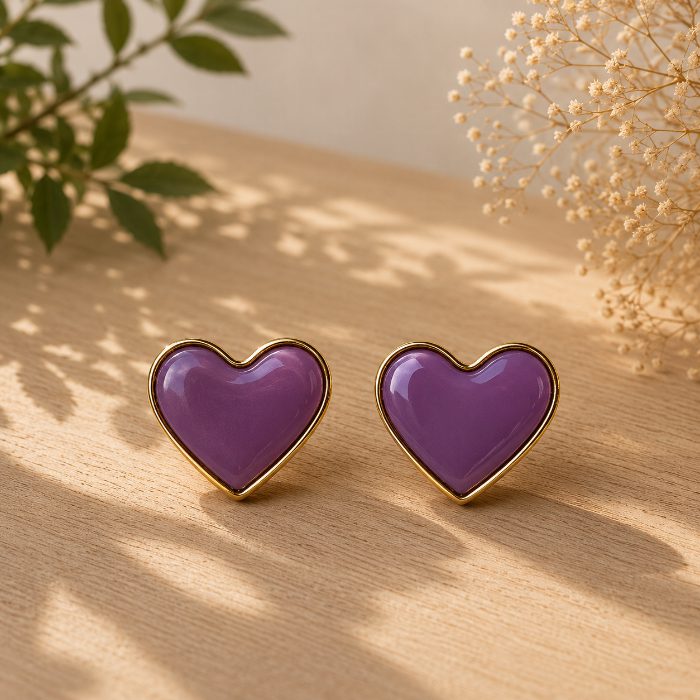 Aros Mini Corazón Morado, aros artesanales hechos a mano color morado – Karivé Joyas