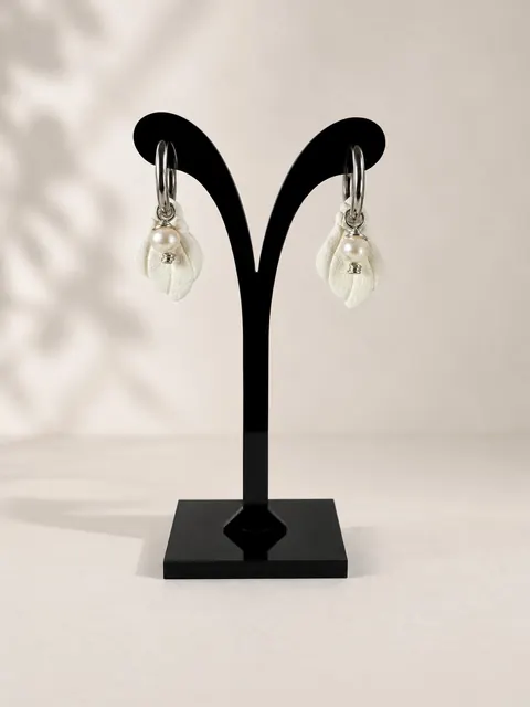 Aros Conchita Blanca Plateado, aros hechos a mano – Karivé Joyas