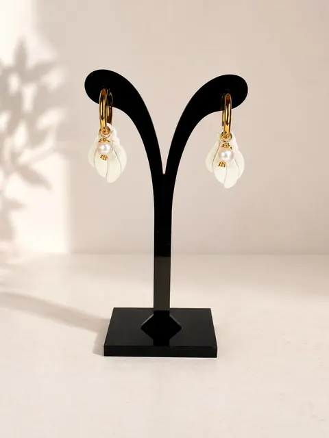 Aros Conchita Blanca Dorado, aros hechos a mano – Karivé Joyas