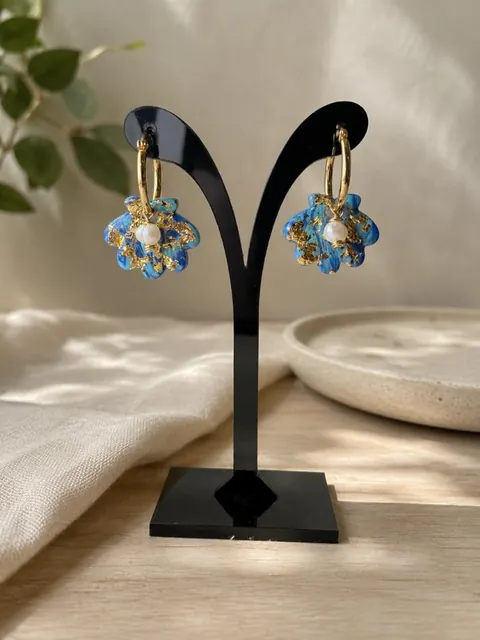 Aros Conchitas Mármol Azul, aros hechos a mano – Karivé Joyas