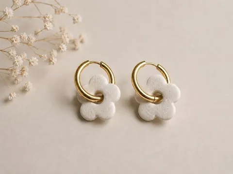 Charms Flor Blanca Dorado, aros hechos a mano – Karivé Joyas