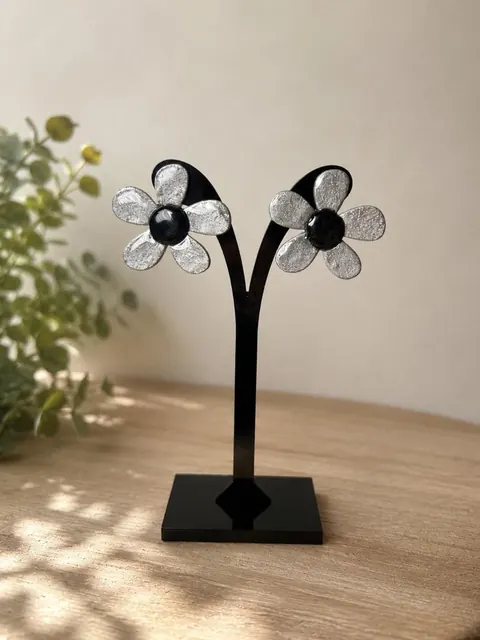 Aros Flores Plateadas, aros hechos a mano – Karivé Joyas