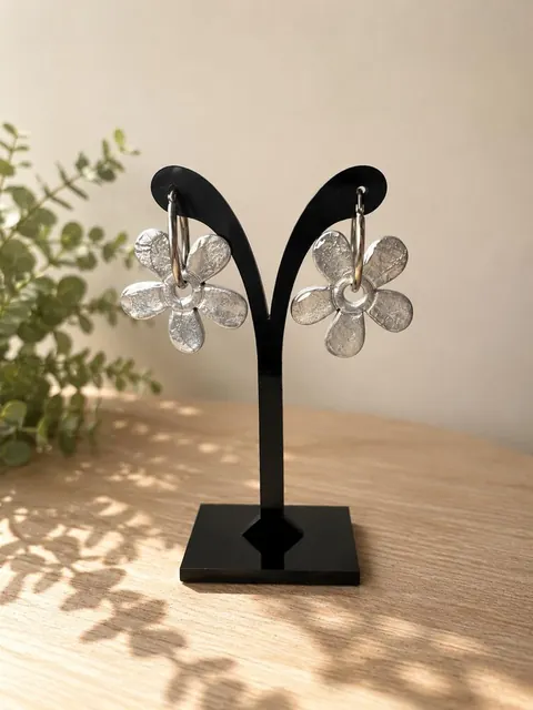 Argollas Flores Plateadas, aros hechos a mano – Karivé Joyas
