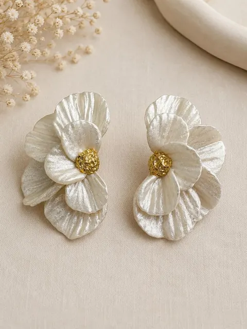 Aros Media Flor Blanco Perla, aros hechos a mano – Karivé Joyas