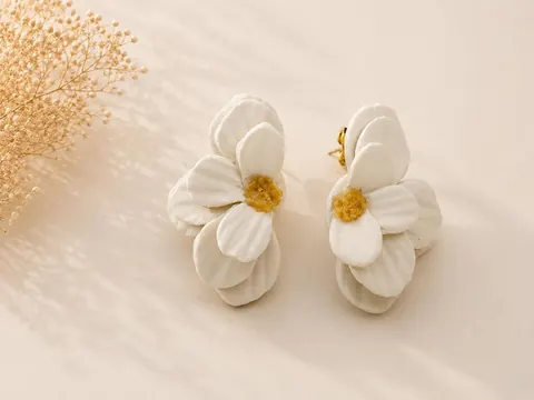 Aros Media Flor Blanco, aros hechos a mano – Karivé Joyas