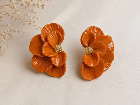 Aros Media Flor Naranja, aros hechos a mano – Karivé Joyas