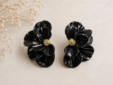 Aros Media Flor Negra, aros hechos a mano – Karivé Joyas
